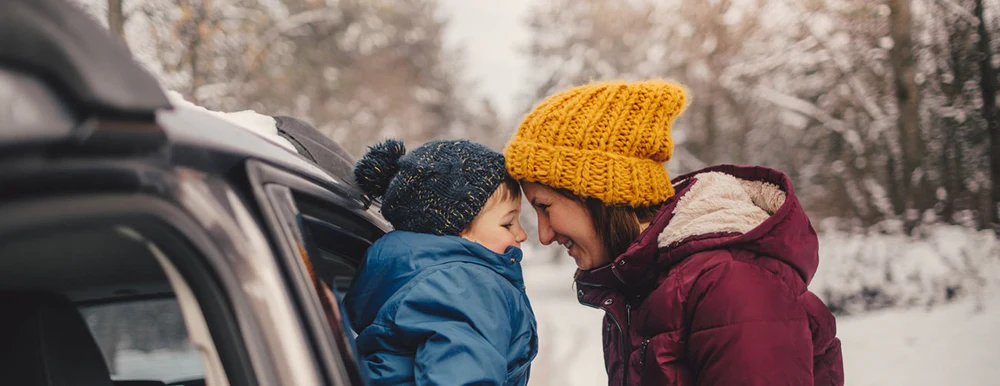 Drumuri cu copilul in sezonul rece: cum pastram confortul si siguranta in acelasi timp